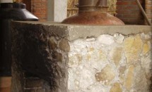 Destilado tradicional en alambique de cobre y Reposado en barricas de roble blanco