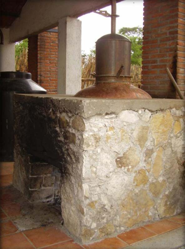 Destilado tradicional en alambique de cobre y Reposado en barricas de roble blanco